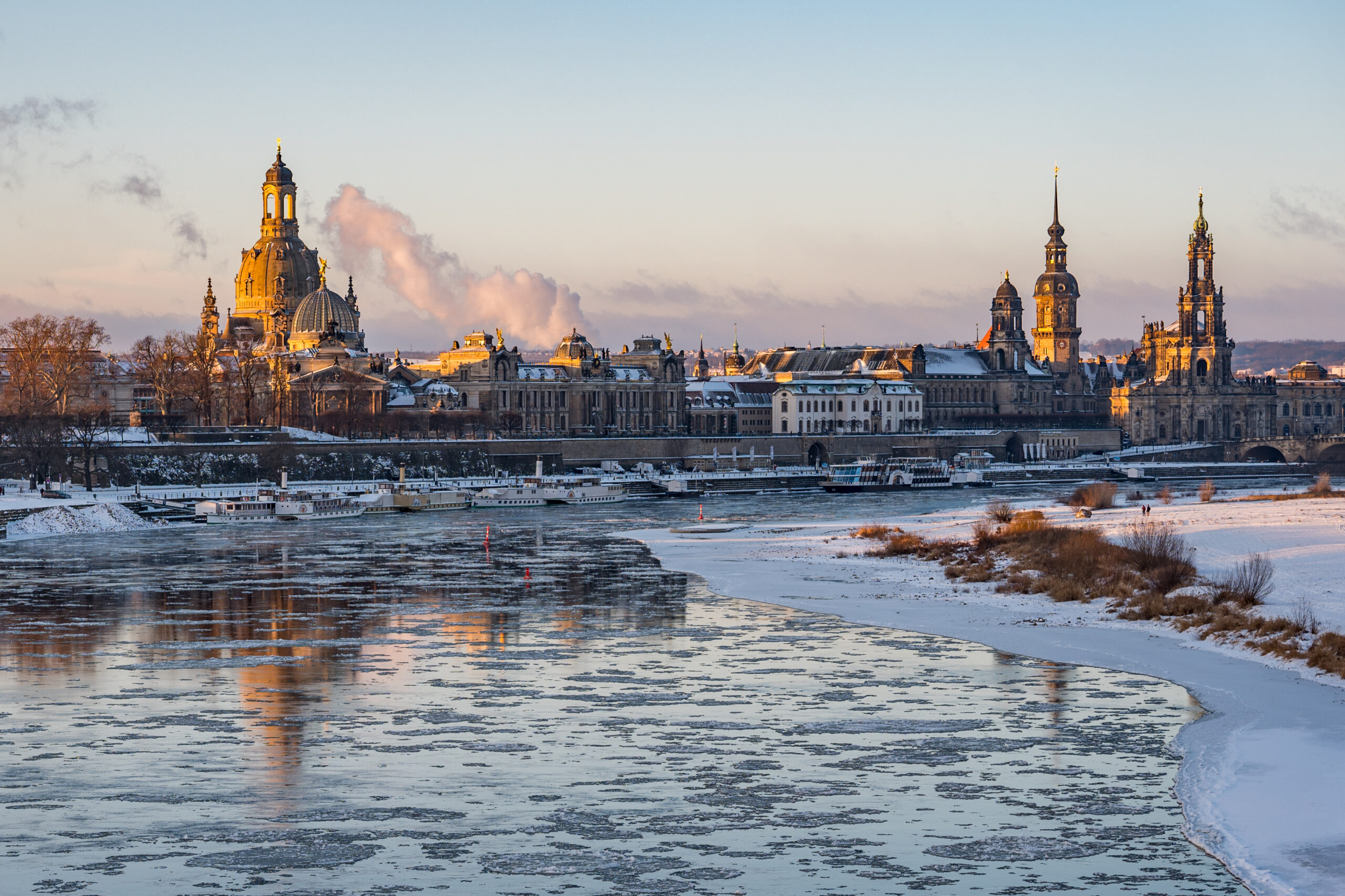 Weiße Winterpracht an der eisigen Elbe in Dresden.